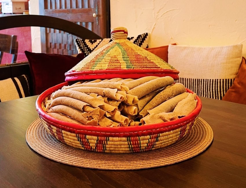 Traditionelles Injera - Das Herzstück der eritreischen Küche